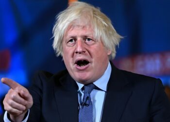 Boris Johnson geeft toe: “Ik overwoog een militaire aanval in Nederland om coronavaccins in beslag te nemen.”