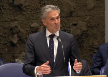 Premier Dick Schoof Premier Schoof geeft PVV’er laatste waarschuwing: ‘No way dat iemand in kabinet zo’n uitspraak doet’