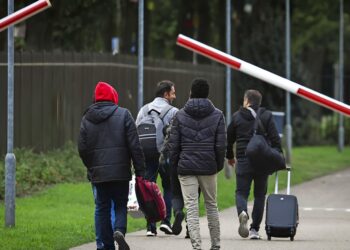 Asielzoekers massaal naar de rechter: ‘IND miljoenen euro’s kwijt aan dwangsommen.’