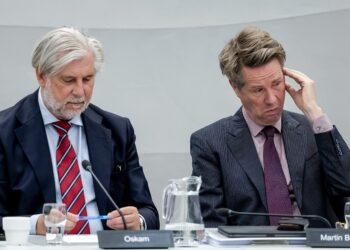 Griffier van Kamervoorzitter, krijgt eigen dienstauto: ‘Grootheidswaanzin’