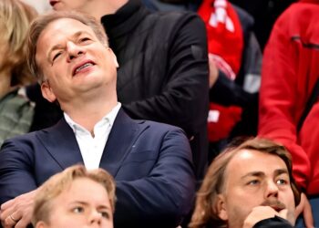 Pieter Omtzigt gespot bij Champions League-duel FC Twente Vrouwen