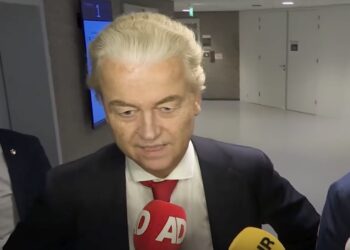 Wilders reageert geïrriteerd op journalist: ‘Wilt u mij niet aanraken?!’