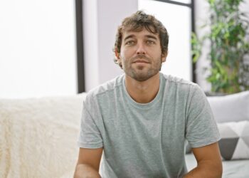 Leon (33): “Ik weiger mijn kinderen te laten vaccineren en word behandeld alsof ik een misdadiger ben.”