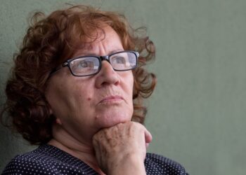 Toos (75): ‘Ik blijf mijn houtkachel gebruiken, ook al zegt men dat het slecht is voor het milieu.’