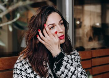 Lisa (34): Mijn moeder weigert het verpleeghuis, maar ik kan de zorg niet meer aan – en de schuldgevoelens vreten aan me.”