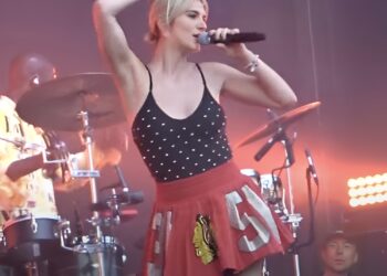 Video: Zangeres Maan laat zien wat ze in huis heeft tijdens optreden in net iets te kort rokje