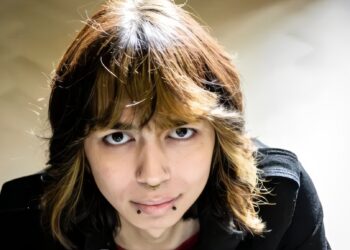 Ren (23) heeft X in haar paspoort: “Eindelijk bevrijd uit mijn hokje”