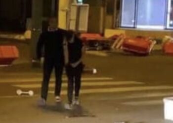 Vader pakt rellende zoon hard aan en heel de straat kijkt mee