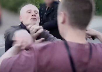 Volkert van der Graaf draait helemaal door en valt journalist aan: “Iets knapte bij hem net als toen”