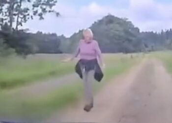 Boer is klaar met wandelaars die, net als wielrenners, zijn weg blokkeren en legt het vast op camera