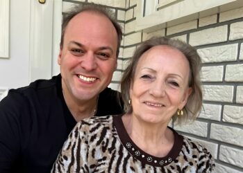 Frans Bauer geeft emotionele update over dementerende moeder: ‘Het moment aangebroken om haar te laten gaan’