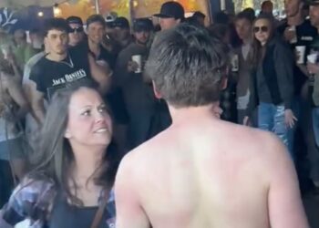 Moeder ziet dat zoon ruzie maakt op festival en laat direct zien wie de baas is