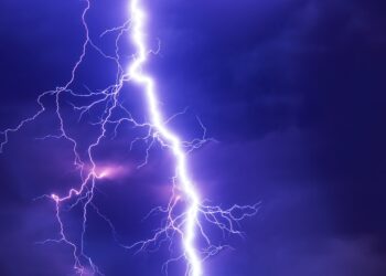 Weerdiensten waarschuwen: extreem weer opkomst in korte tijd veel onweer, hagel, wind en veel regen verwacht