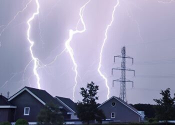 Weeralarm KNMI: Heftig noodweer verwacht en in deze provincies moet je er rekening mee houden