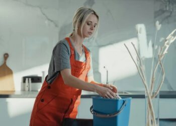 Leonie weigert huizen schoon te maken waar mensen hun schoenen niet uitdoen