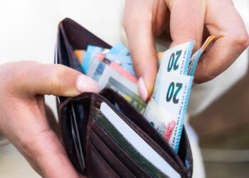 Minimumloon en AOW stijgen, maar niet zo hard als de huur: dit verandert er per 1 juli 2025 voor de portemonnee