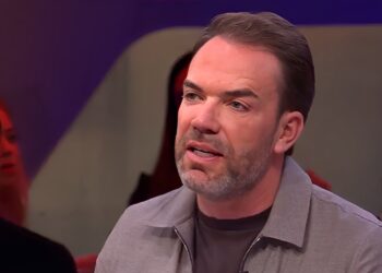 Robert Doornbos ‘vlucht’ met zijn gezin van Dubai naar Europa: ‘We komen terug!’