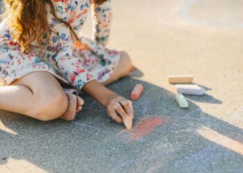 Deze bizarre boete krijg je als je kind wordt betrapt op stoepkrijten