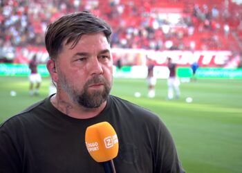 Theo Janssen op heterdaad betrapt in kleedkamer met jonge blondine: “Broek op zijn enkels”