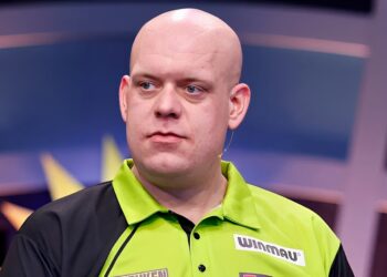 Michael van Gerwen laat er geen gras over groeien: ‘Intiem gespot met deze vrouw’