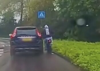 Gappie op fatbike daagt de verkeerde uit wordt vol gebeukt door deze Volvo
