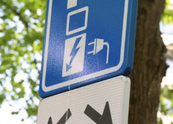 Parkeren bij een laadpaal: mag dat zomaar of krijg je een boete?