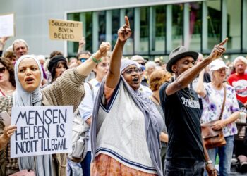 Massale demonstratie in Rotterdam gericht tegen strengere regels voor asielzoekers