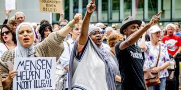 Massale demonstratie in Rotterdam gericht tegen strengere regels voor asielzoekers