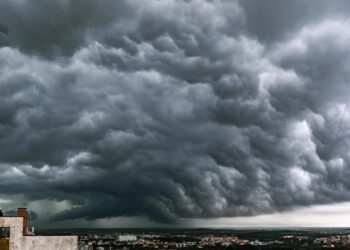 Het weer slaat om: “Noodweer op komst en hier gaat het zometeen helemaal los”