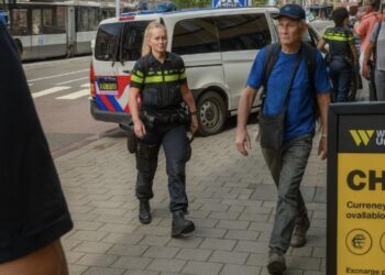 Vrouwelijke agent is helemaal klaar met man die weigert mee te werken en leert hem een lesje