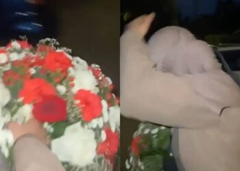 Vrouw met hoofddoekje steelt bloemen van graf van man die net begraven is