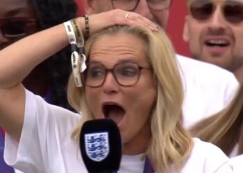 Sarina Wiegman gaat helemaal op in de muziek van haar favoriete artiest bij de huldiging