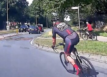 Onbeschofte wielrenner heeft eigen verkeersregels en vliegt over de rotonde