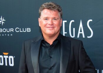 Wolter Kroes breekt in tranen uit tijdens optreden