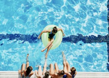 Zware mishandeling van tienermeisje (13) in Huizens zwembad, familie zoekt dringend getuigen