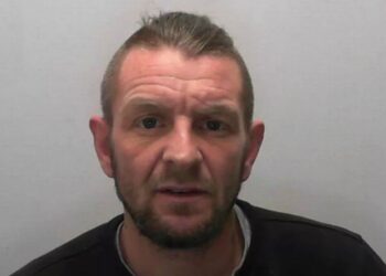 Vader doodt gewapende indringer in eigen huis nadat bende met koevoet binnenvalt