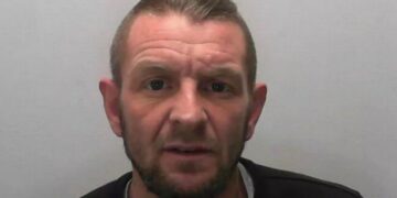 Vader doodt gewapende indringer in eigen huis nadat bende met koevoet binnenvalt