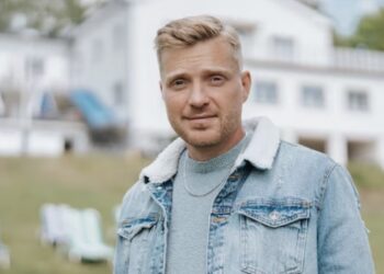 Hoe betaalt Daniël uit B&B een peperdureBentley terwijl zijn gasten voor 30 euro per nacht logeren?