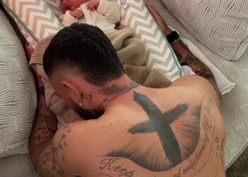 Babynieuws! Djarno Hofland deelt prachtige eerste foto’s met pasgeboren zoontje