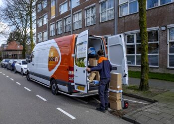 Wie niet thuis is bij het bezorgen van een pakketje, krijgt vanaf nu een forse rekening!