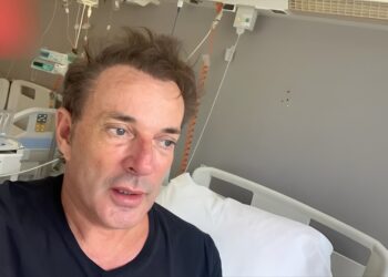 Nee! Gerard Joling gewond na harde val in Spanje