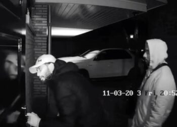 Twee asielzoekers in Ter Apel breken nietsvermoedend in bij een groep feestende mensen