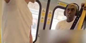 Reizigers ingrijpen nadat ‘vluchteling’ zijn broek laat zakken in trein