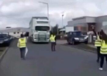 Vrachtwagenchauffeur is ‘klimaatactivisten’ zat en laat ze kennis maken met karma