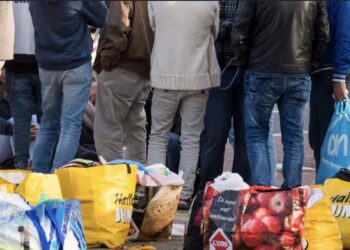 Asielzoeker leeft in angst en smeekt demonstranten om te stoppen met hem te mishandelen