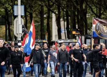 Grote mensenmassa demonstreren tegen asielbeleid in Den Haag