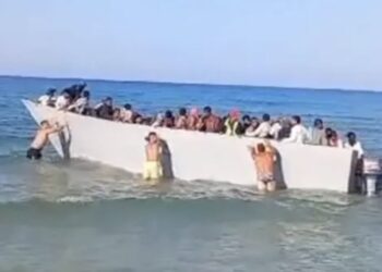 Strandgangers nemen heft in eigen handen en duwen migrantenboot terug in zee