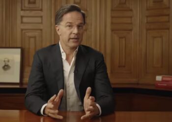 Schokkende onthuling: Mark Rutte trekt zijn masker af op live tv
