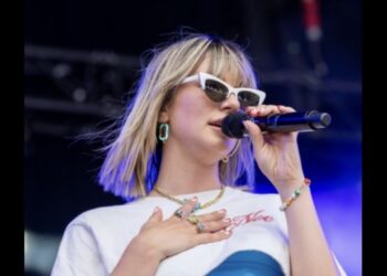 Doorschijnende jurk van Maan maakt veel los bij publiek