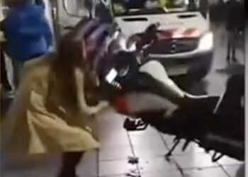 Vrouw gooit politiemotor om en trapt vervolgens ook de spiegel eraf